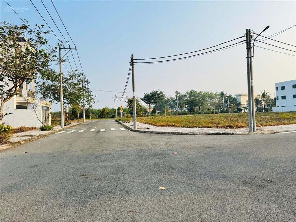 Bán gấp nền đất 90m2 (5m* 18m) đã có sổ.vị trí đẹp không cống, không trụ, không đâm đường