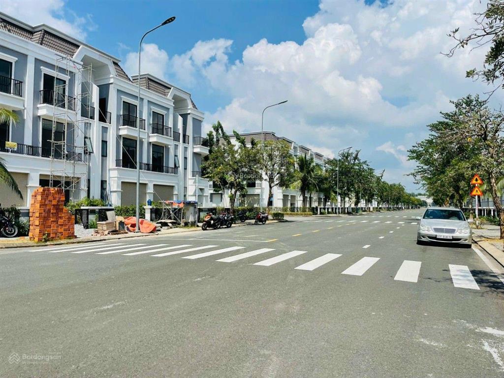 Bán lại nền đất 90m2. vị trí đẹp, không lỗi phong thủy, đã có sổ, công chứng ngay