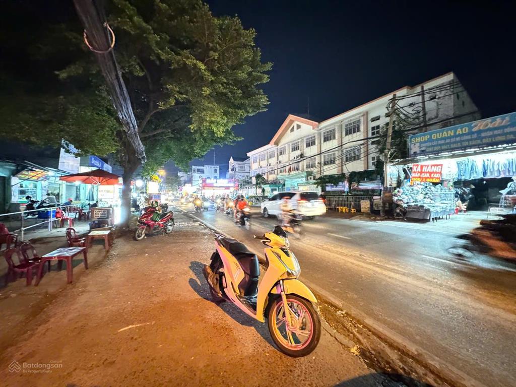 Mặt tiền 343 đỗ xuân hợp, ngang lớn, đối diện 2 trường đại học 48 tỷ