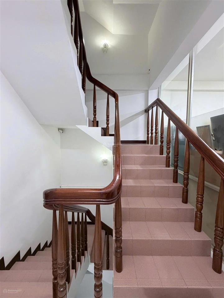 Tòa nhà 5 tầng trần não, công nhận 122,8m2 giá 63 tỷ