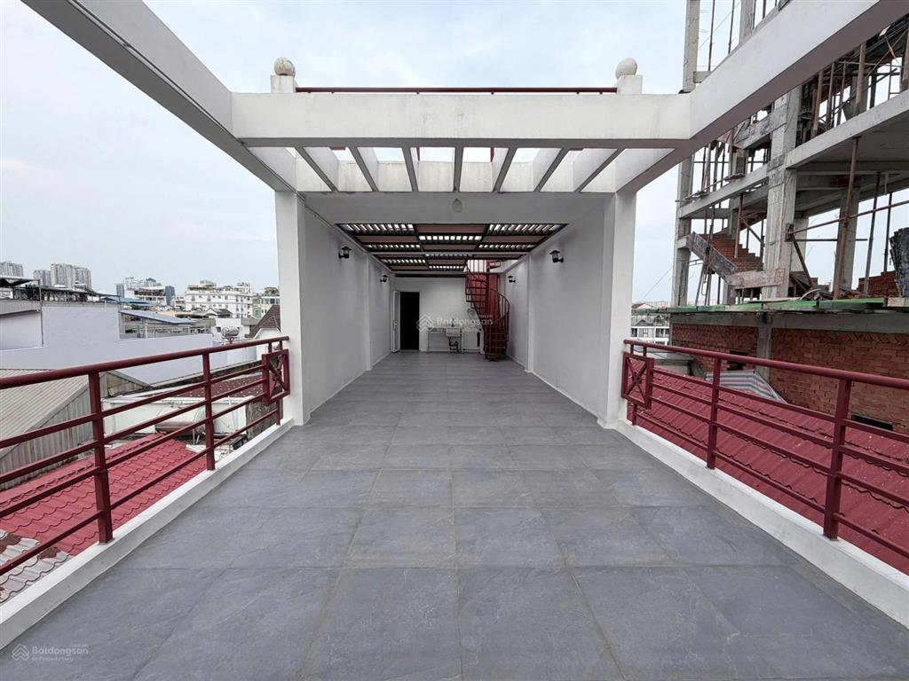 Tòa nhà 5 tầng trần não, công nhận 122,8m2 giá 63 tỷ