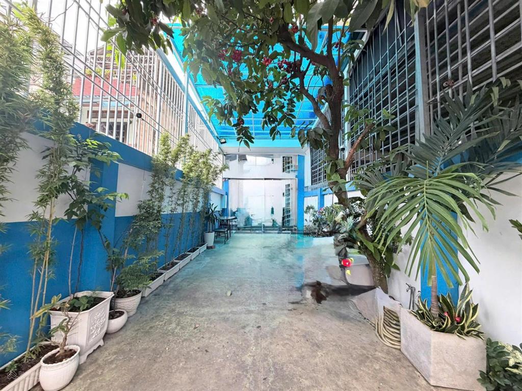 Tòa nhà 5 tầng trần não, công nhận 122,8m2 giá 63 tỷ