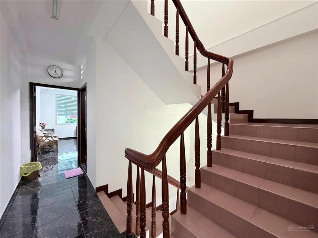 Tòa nhà 5 tầng trần não, công nhận 122,8m2 giá 63 tỷ