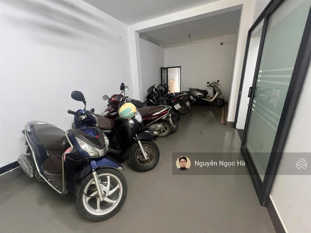 Cho thuê nhà mặt phố 8/3, 20 triệu/th, dt 150m2x2 tầng, đẹp, nhiều tiện ích