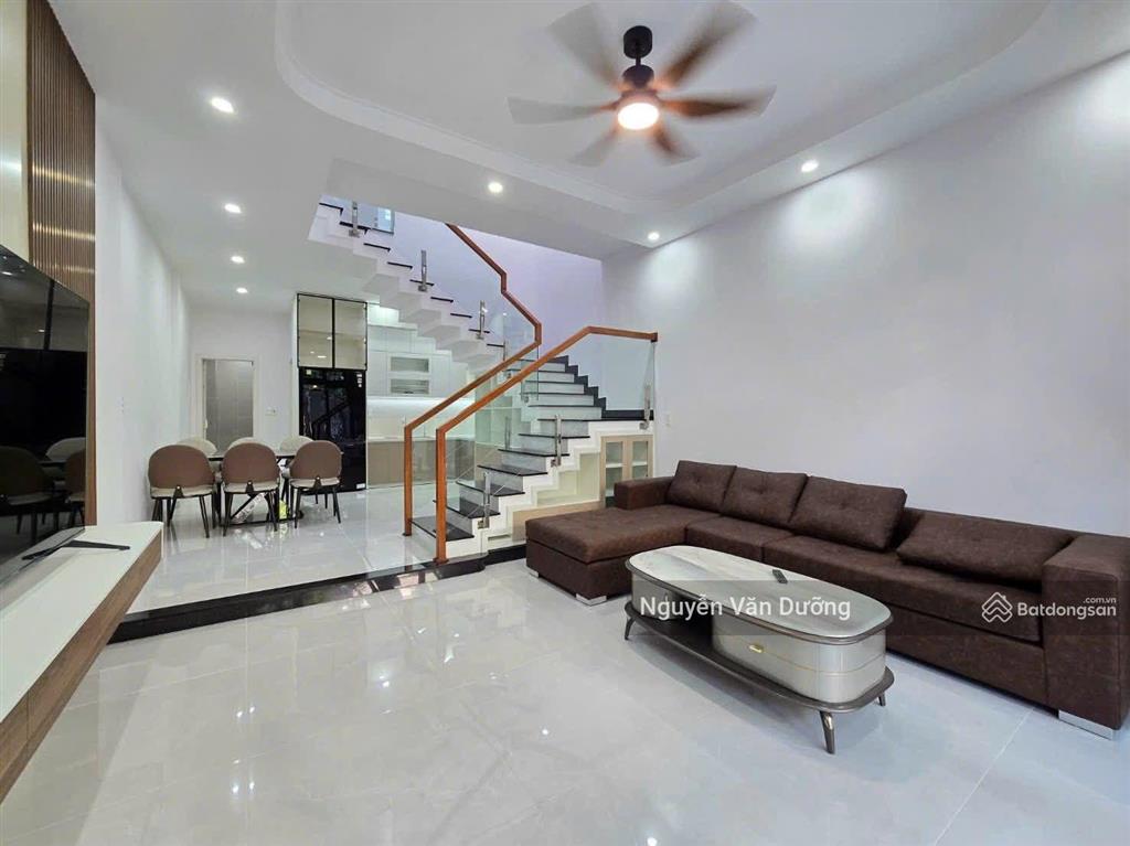 Chốt gấp! lô góc phố đặng tiến đông, ngõ thông gần phố, ô tô cách 30m, sân xe riêng, 38m2 * 5t