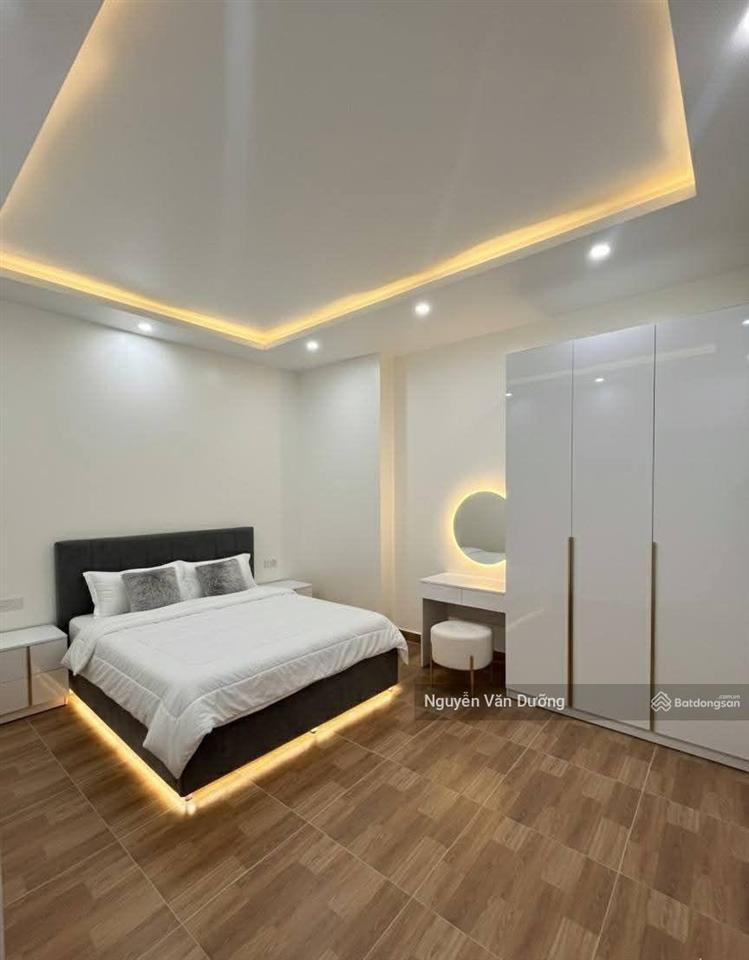 Bán nhà phố hoàng cầu, ngõ nông, thông các ngả, ô tô đỗ gần, mới đẹp ở ngay, ko quy hoạch, 40m2x5t