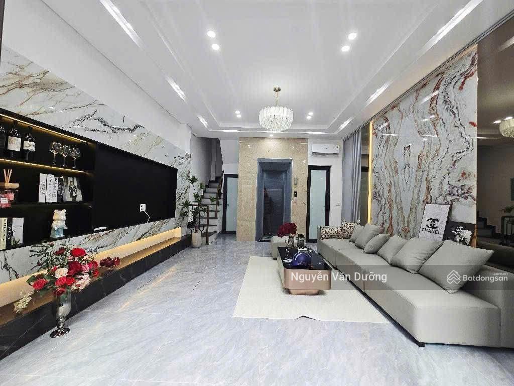 Bán nhà riêng phố giảng võ  cát linh, thang máy xịn sò, nhà đẹp ở ngay, sân xe riêng, dt 39m2* 6t