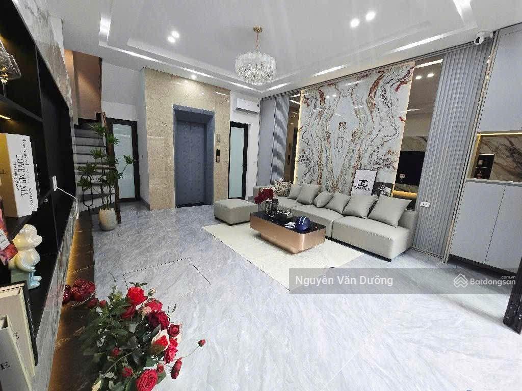 Bán nhà riêng phố giảng võ  cát linh, thang máy xịn sò, nhà đẹp ở ngay, sân xe riêng, dt 39m2* 6t
