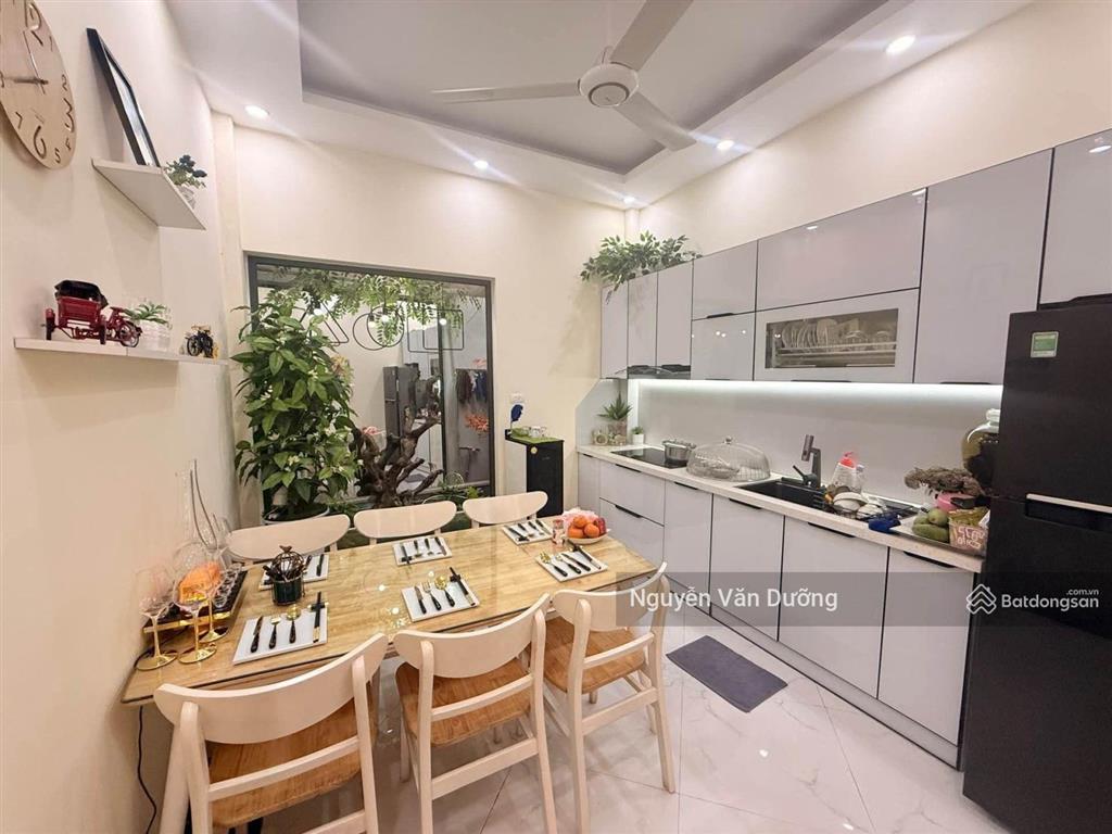 Có 102 nhà nguyễn phúc lai giáp hoàng cầu, ba gác đỗ, 25m oto, ngõ thông kd nhỏ lẻ, 38m*5t