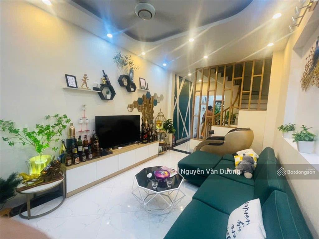 Có 102 nhà nguyễn phúc lai giáp hoàng cầu, ba gác đỗ, 25m oto, ngõ thông kd nhỏ lẻ, 38m*5t