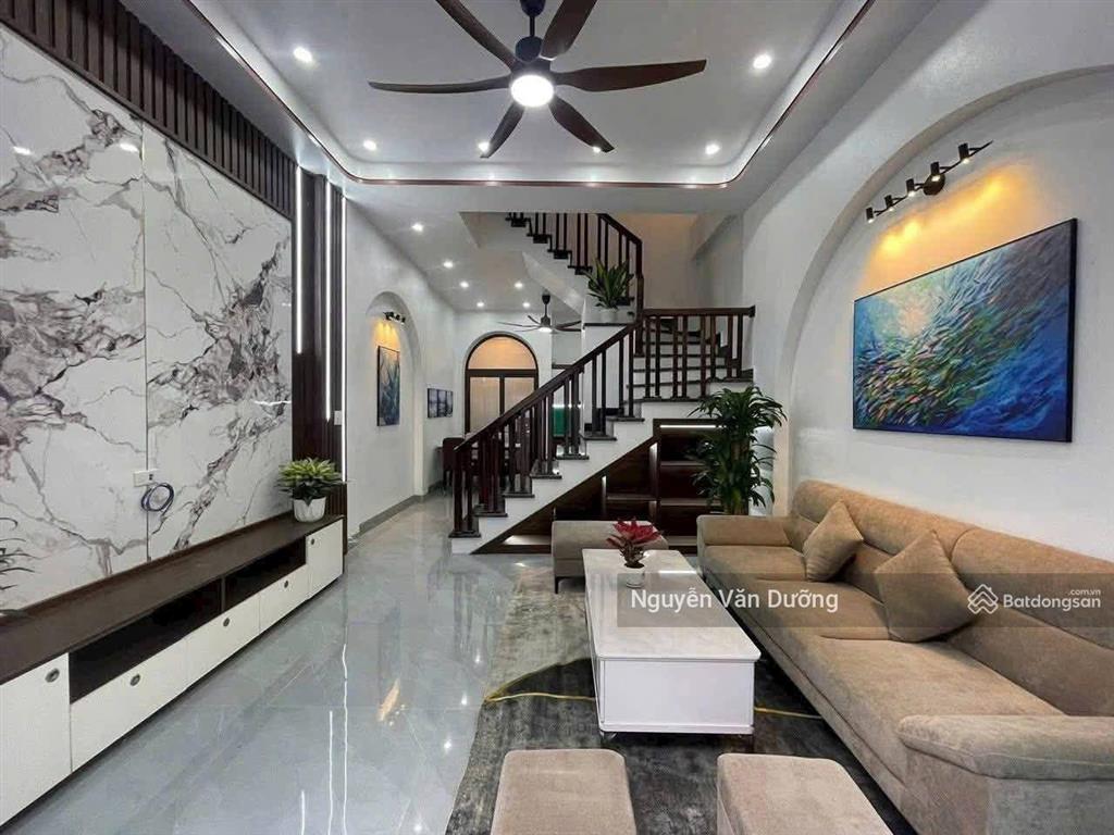Cực gấp! phố thái thịnh, nhà đẹp ở ngay, cách ô tô 50m, ngõ thông gần phố, sân xe riêng, 40m2 * 5t