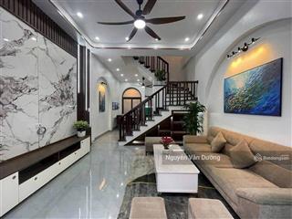 Cực gấp! phố thái thịnh, nhà đẹp ở ngay, cách ô tô 50m, ngõ thông gần phố, sân xe riêng, 40m2 * 5t