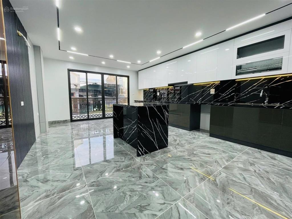 Nhanh chân! phố hào nam, thang máy nhập khẩu, ngõ nông, ô tô cách 40m, gần mặt phố, 39m2 * 6 tầng