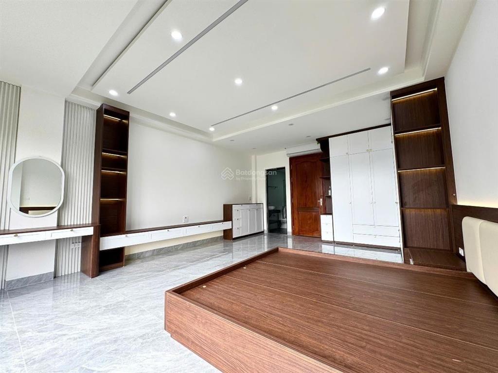 Giảm sâu! phố tôn đức thắng, thang máy, gần mặt phố, ô tô đỗ cổng, sân xe riêng, 40m2 x 6t, mt 4.5m