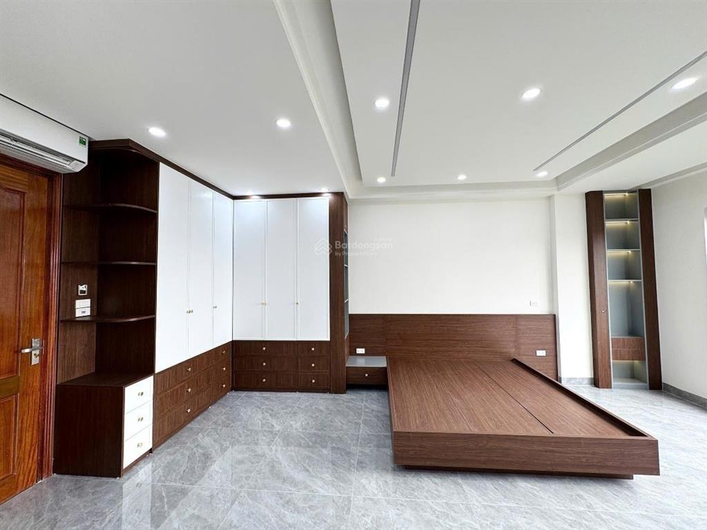 Giảm sâu! phố tôn đức thắng, thang máy, gần mặt phố, ô tô đỗ cổng, sân xe riêng, 40m2 x 6t, mt 4.5m