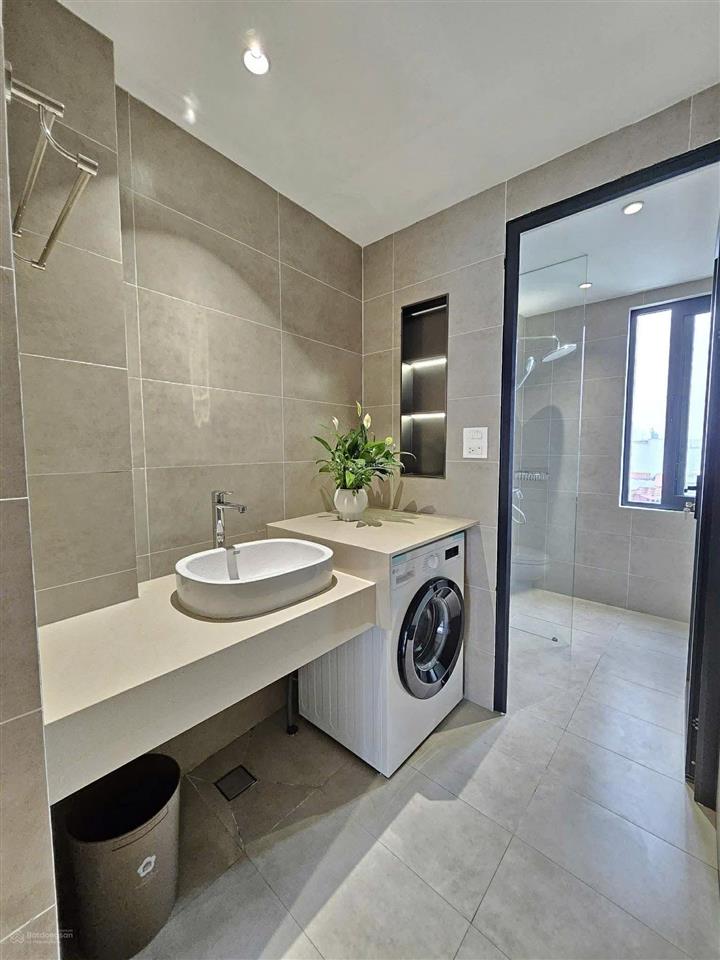 Toà căn hộ 18 phòng full nội thất khép kín  mới  doanh thu 90 triệu/ tháng .sát royalcity đẹp