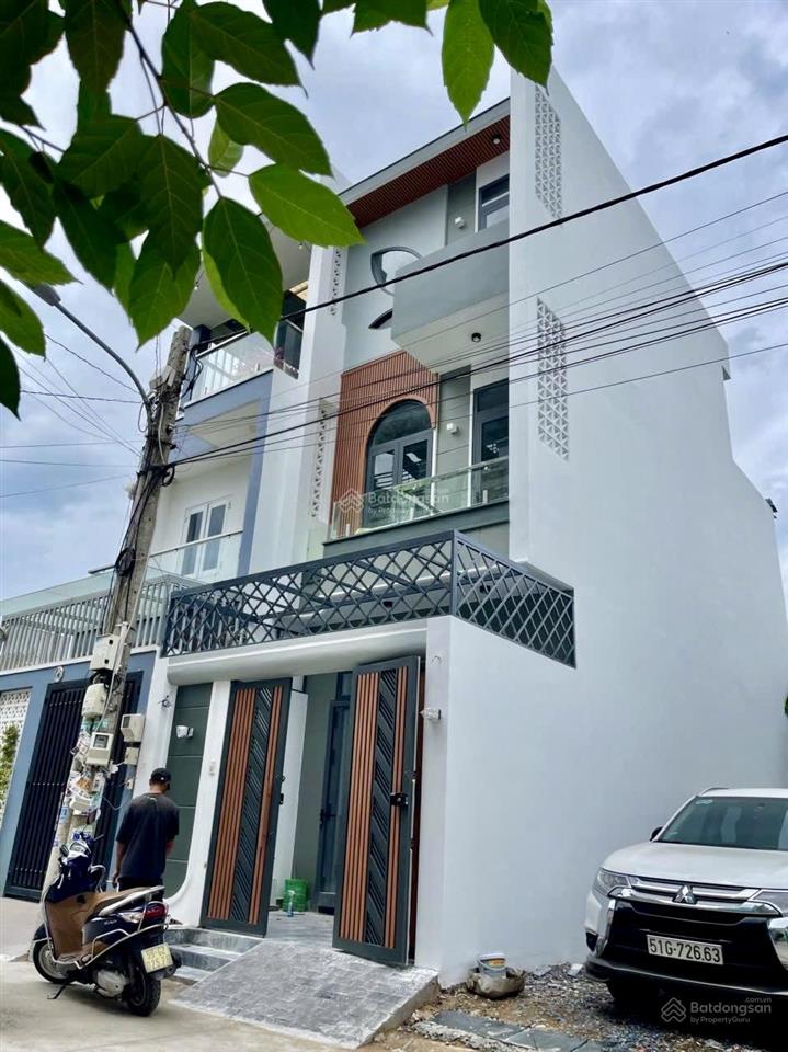 Cho thuê lâu dài nhà mới đẹp, nguyên căn 3 tầng đường bưng ông thoàn, gần global city