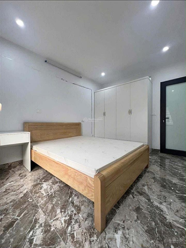 Cho thuê căn hộ khép kín phố ngọc thuỵ thang máy  full nội thất  giá 7tr/ tháng
