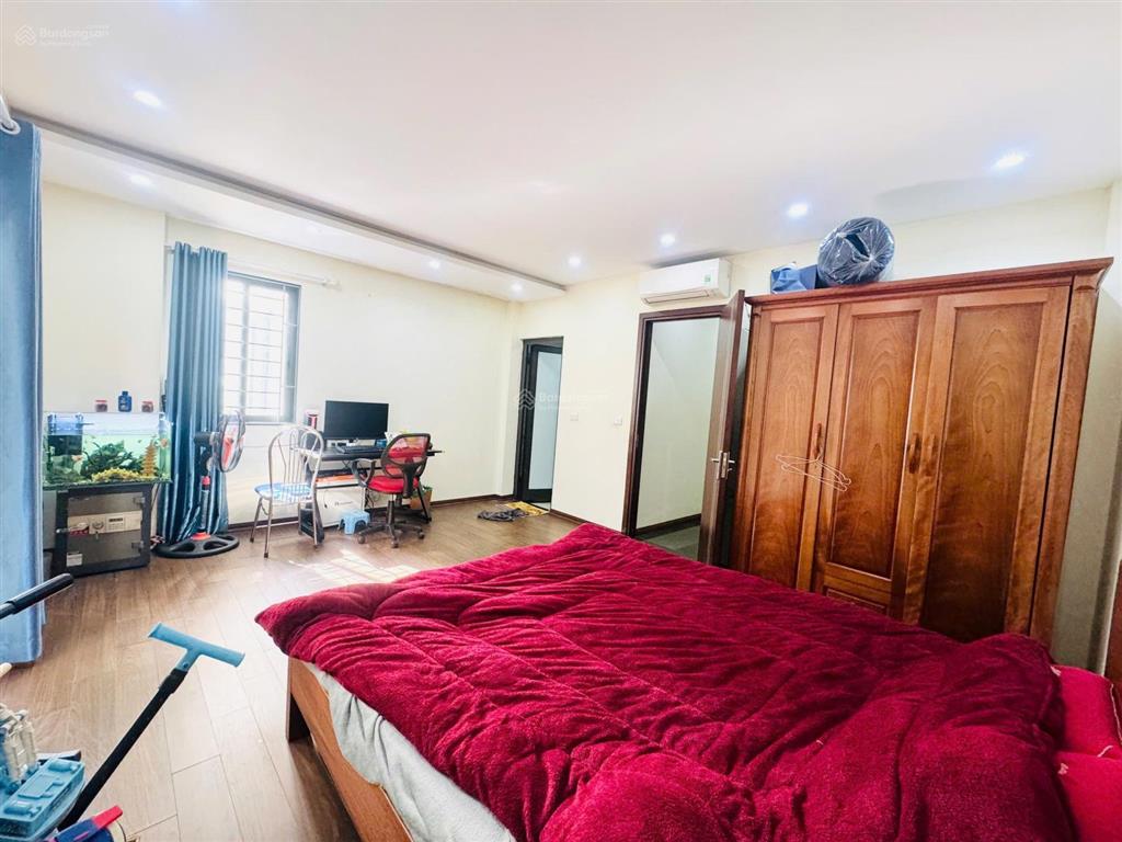 Hàng mới bồ đề ô tô 7 chỗ đỗ cửa  4 phòng ngủ full nội thất giá hơn 7 tỷ