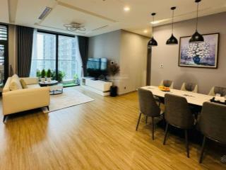 Gia đình mình cần bán căn hộ 3pn 2vs 111m2, căn góc tầng đẹp view 2 hồ tại vinhomes metropolis