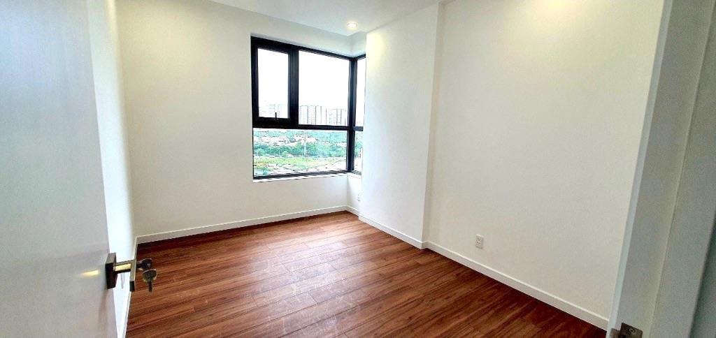 Bán căn hộ DLusso 1 phòng ngủ, tầng trung, nhà cơ bản dễ thiết kế, sổ sẵn công chứng nhanh gọn