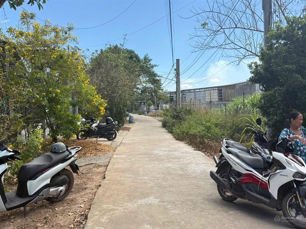 Chính chủ gửi cặp đất dt 419m2, ngay minh hưng chơn thành cách ql13 chỉ 150m, sẵn thổ cư, sổ riêng