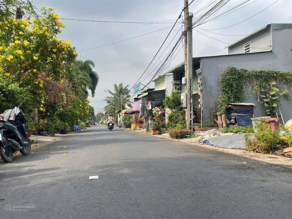Lô đất ngay sát chợ chánh lưu, dt 187m2, sổ sẵn, thổ cư, cách đt741 chỉ 300m, vị trí đẹp kinh doanh