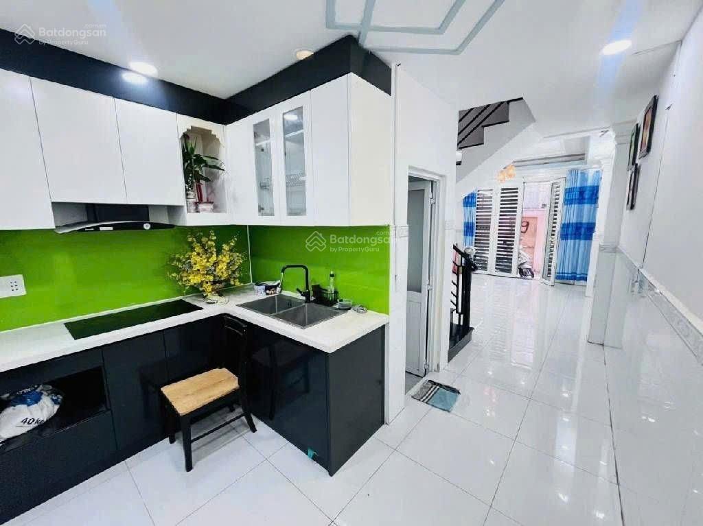 Bán nhà 3 tầng, có 4 phòng ngủ, sát hẻm xe hơi, bùi văn ba. 4.86 tỷ