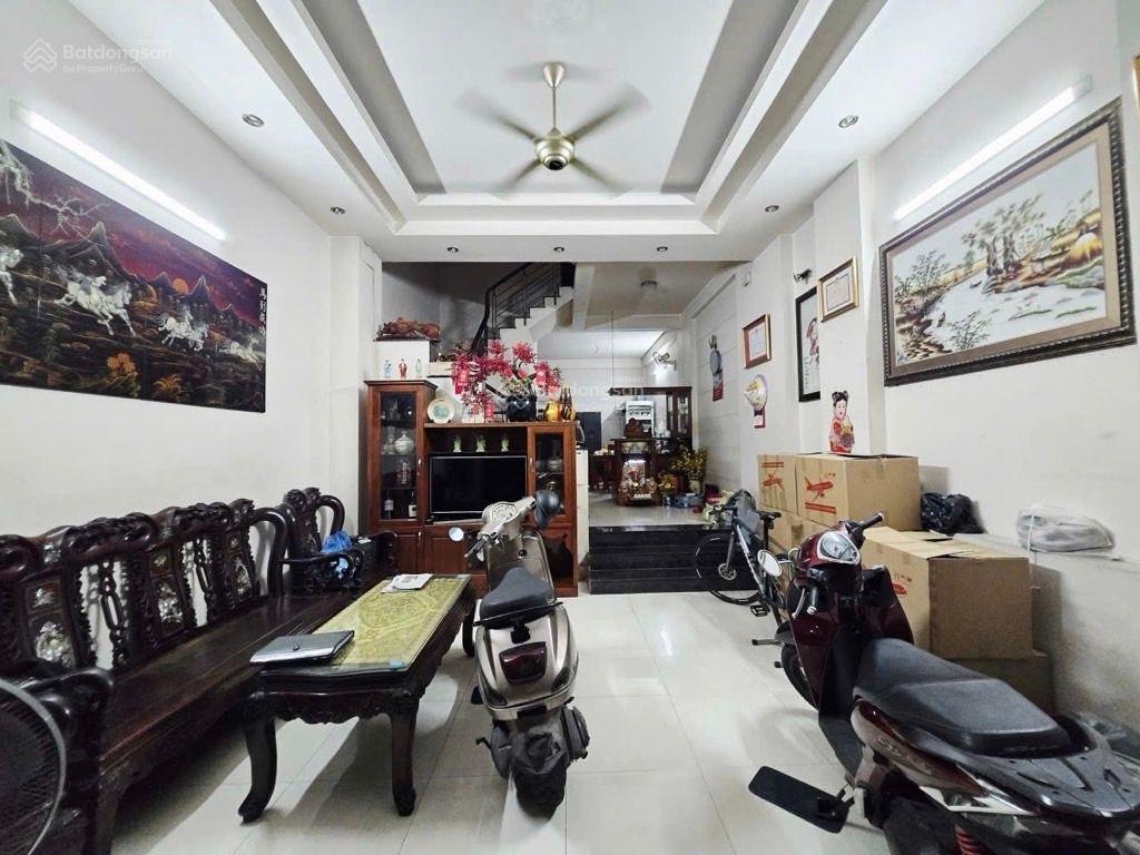 Mt ngay âu cơ  5.1x17 4 tầng 5pn  đường 12m  giá 12.4 tỷ.