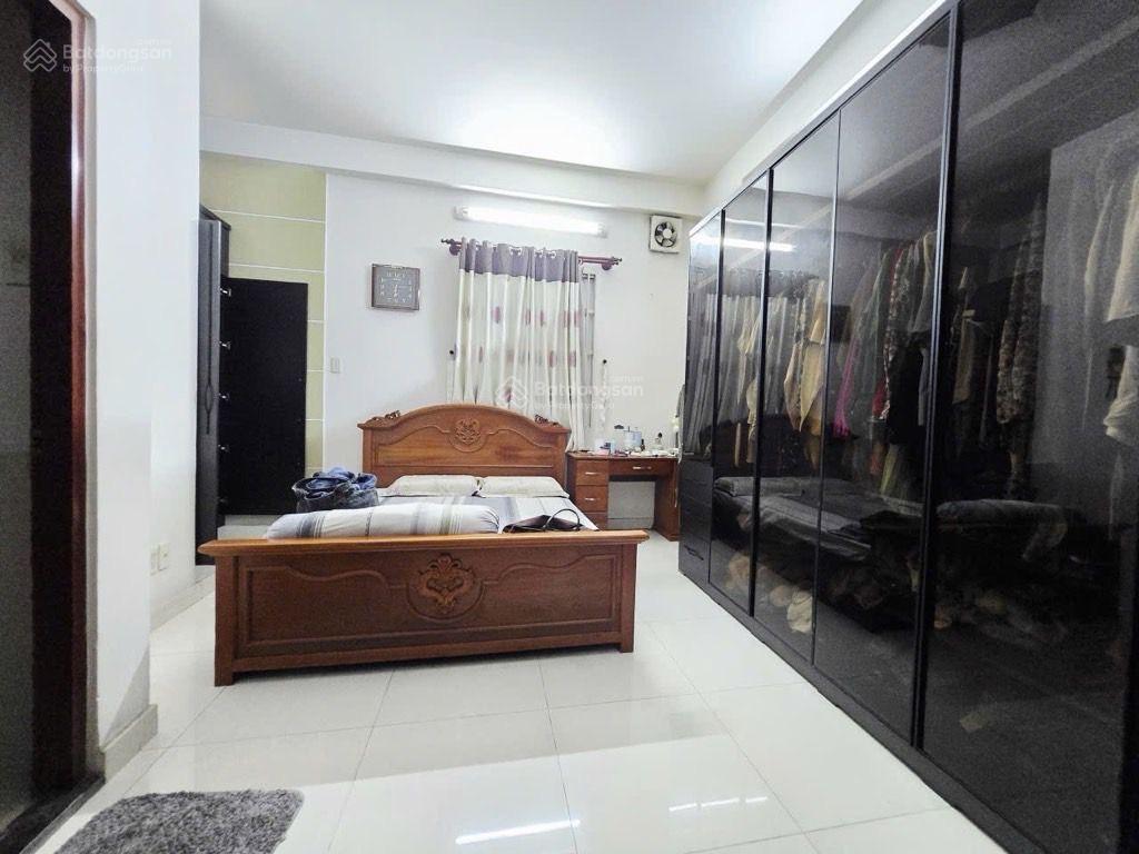 Mt ngay âu cơ  5.1x17 4 tầng 5pn  đường 12m  giá 12.4 tỷ.