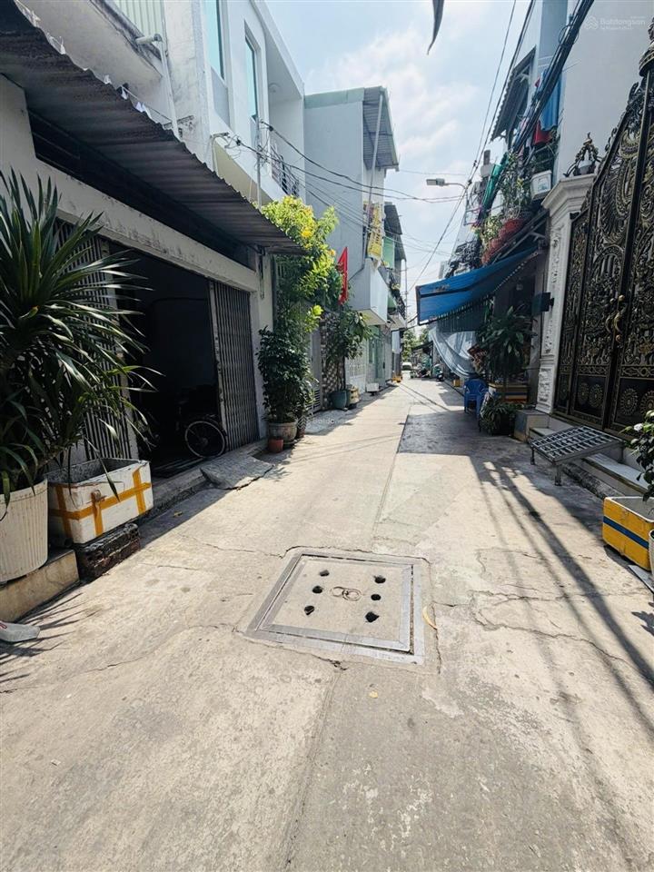 Nhà bình thành, bình tân dt 8x20m, 3 tầng cách công viên 100m thu 15tr/th tiền trọ. giá hơn 5tỷ