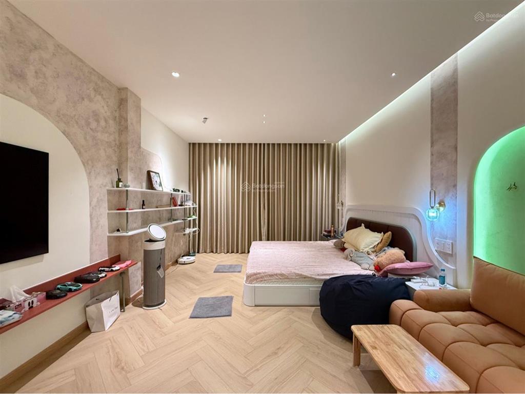 Hàng ngộp và kín! hẻm 8m phan sào nam thông hồng lạc. dt 5.35 nở hậu 5.6 x 23 5 tầng. hơn 19 tỷ