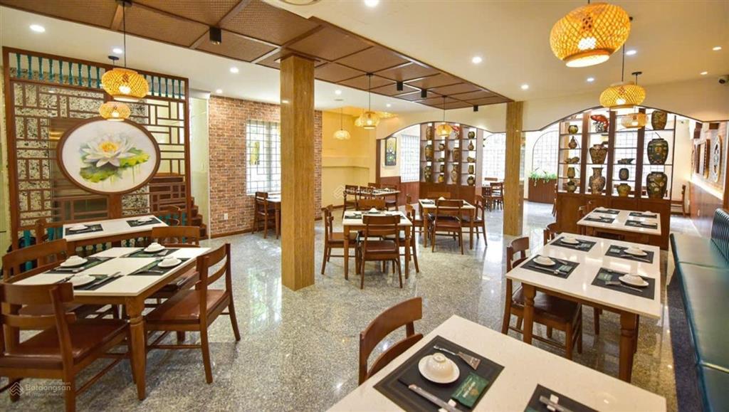Nhà hàng vip khu phổ quang  căn góc hiếm hoi, vuông vức không lg  dt 10x20 4 tầng. chào 50 tỷ