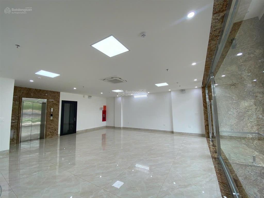Chính chủ cho thuê nhà mới tinh vũ phạm hàm, 70mx6t, 1 hầm, thông sàn, thang máy, 28tr, oto đỗ cửa