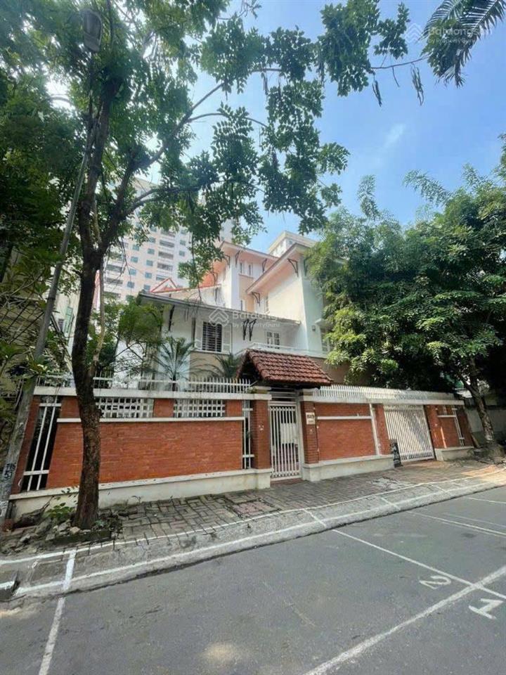 Cho thuê nhà mới đẹp lạc long quân 200m x 4 tầng, thang máy, sân vườn rộng, full nội thất 40tr