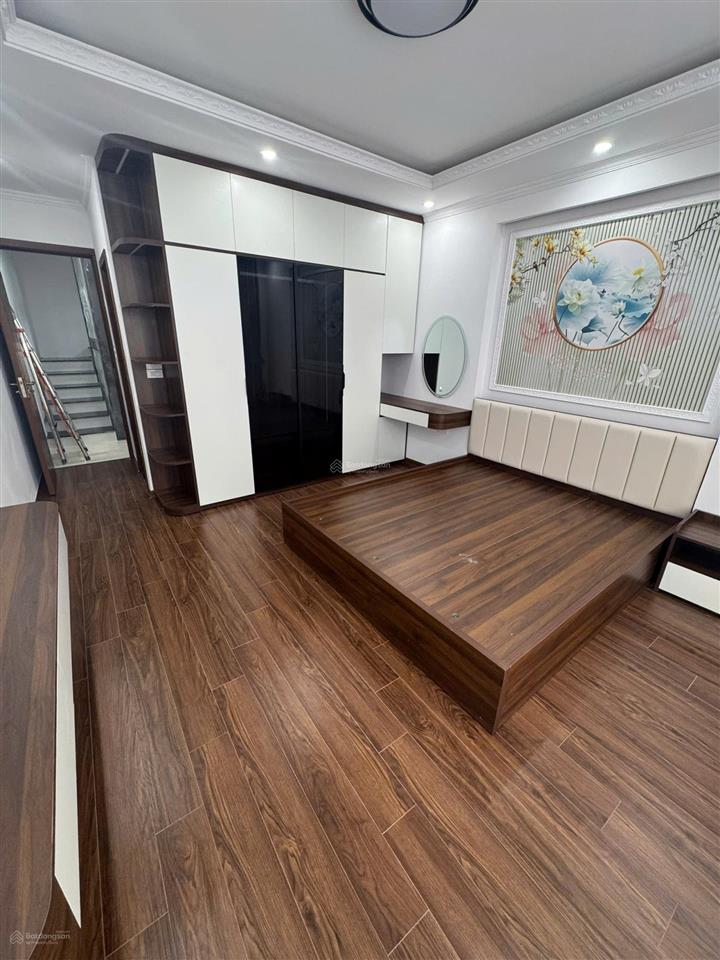 Cho thuê nhà mới đẹp lạc long quân 200m x 4 tầng, thang máy, sân vườn rộng, full nội thất 40tr