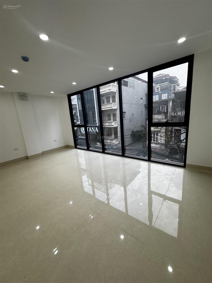 Cho thuê toà nhà lô góc khuất duy tiến 170m2 4 tầng, mặt tiền 10m, đỗ 5 7 ô tô