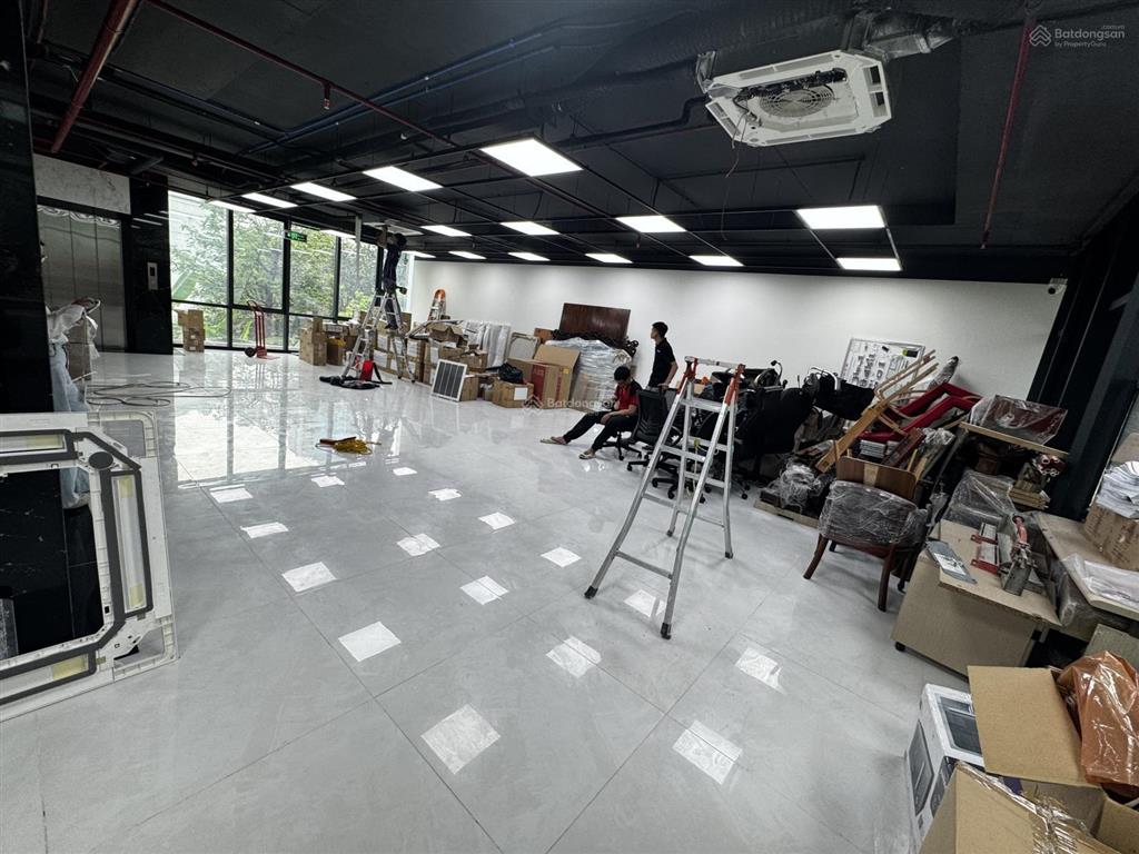 Cho thuê nhà lạc long quân tổng 350m2 mặt tiền 10m, gồm 2 tầng 12, thang máy riêng, 68tr/th