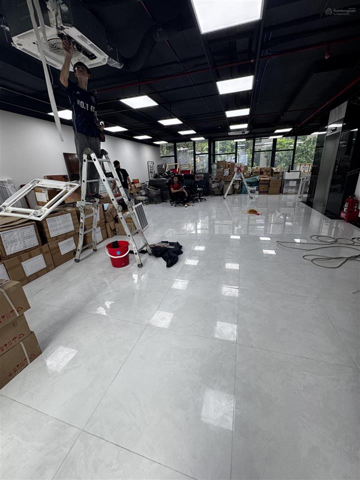 Cho thuê nhà lạc long quân tổng 350m2 mặt tiền 10m, gồm 2 tầng 12, thang máy riêng, 68tr/th