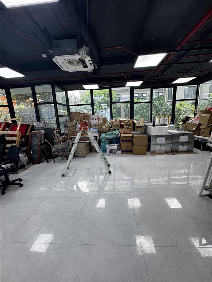 Cho thuê nhà lạc long quân tổng 350m2 mặt tiền 10m, gồm 2 tầng 12, thang máy riêng, 68tr/th