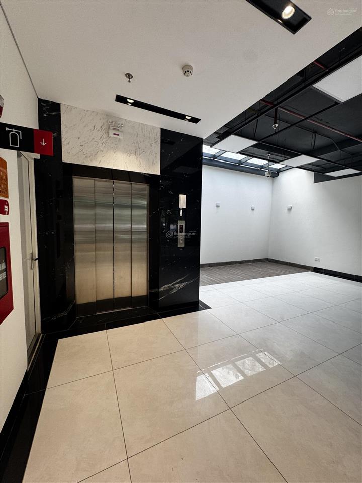 Cho thuê nhà lạc long quân tổng 350m2 mặt tiền 10m, gồm 2 tầng 12, thang máy riêng, 68tr/th