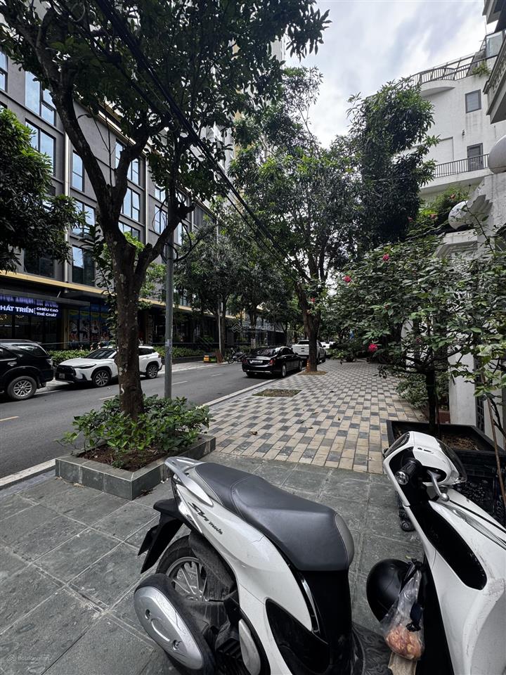 Cho thuê nhà lạc long quân tổng 350m2 mặt tiền 10m, gồm 2 tầng 12, thang máy riêng, 68tr/th