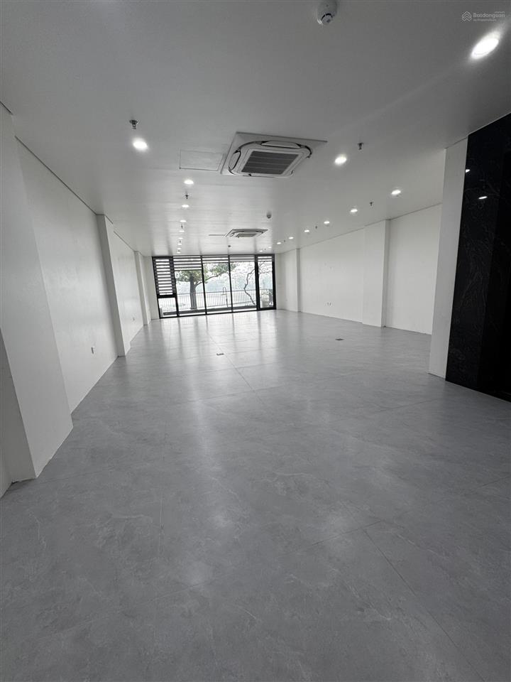 Cho thuê tòa nhà hoàng cầu đống đa 90m² 8 tầng, thang máy, xe tải dừng đỗ, 50tr/th