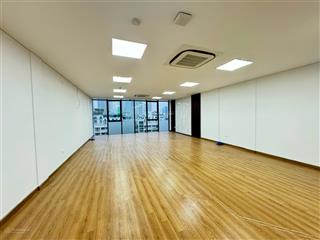 Cho thuê vp trong tòa nhà mặt phố minh khai dt 90m2, có hầm để xe ô tô, xe máy thỏa mái, 18tr/th