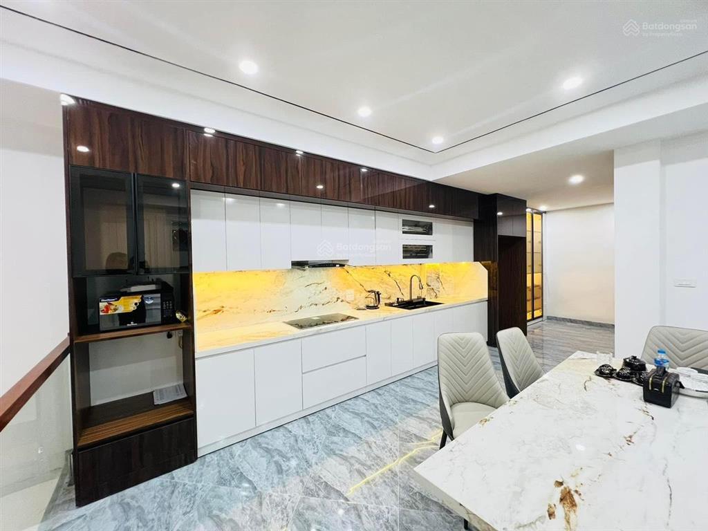 Cho thuê nhà lạc long quân  tây hồ 200m2 4 tầng thang máy có sân vườn, nội thất cao cấp, 45tr/th