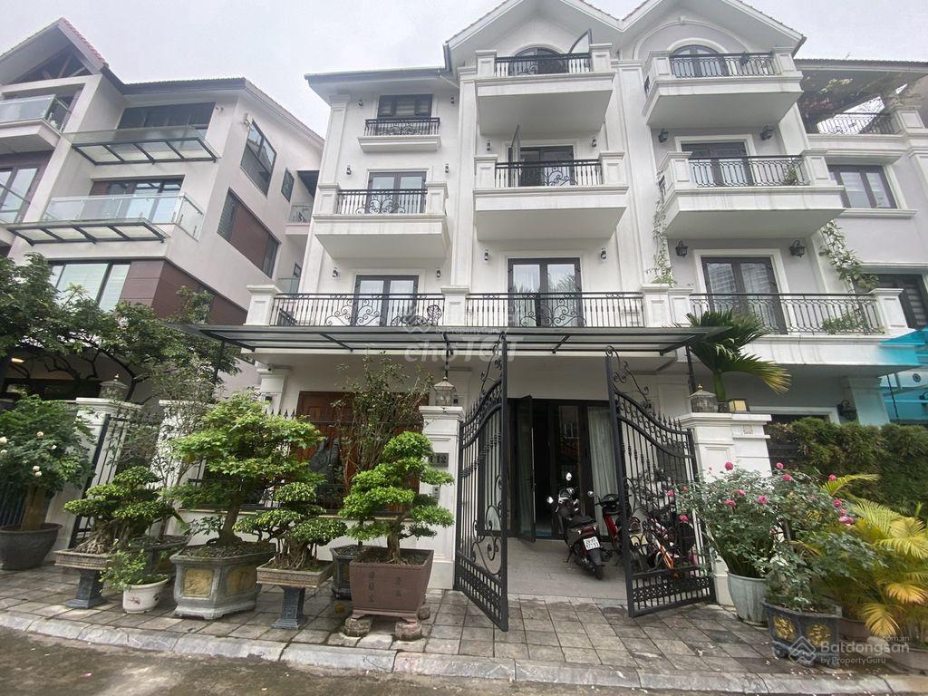 Cho thuê nhà lạc long quân  tây hồ 200m2 4 tầng thang máy có sân vườn, nội thất cao cấp, 45tr/th