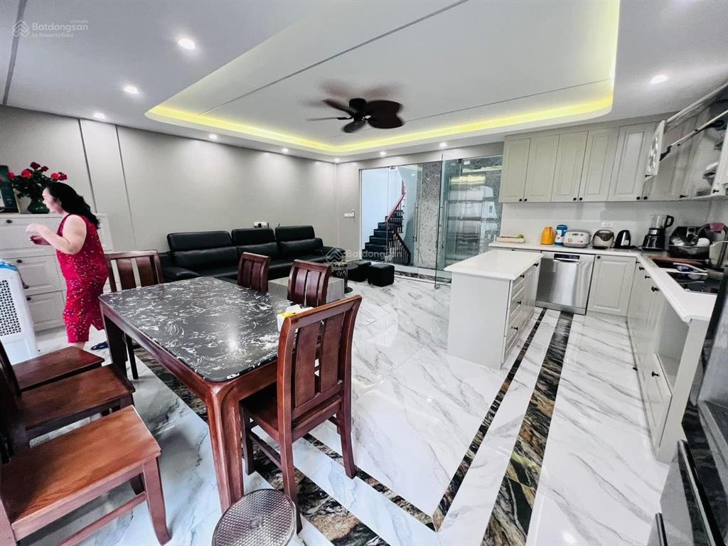 Cho thuê nhà lạc long quân  tây hồ 200m2 4 tầng thang máy có sân vườn, nội thất cao cấp, 45tr/th