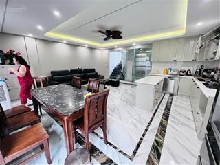 Cho thuê nhà lạc long quân  tây hồ 200m2 4 tầng thang máy có sân vườn, nội thất cao cấp, 45tr/th