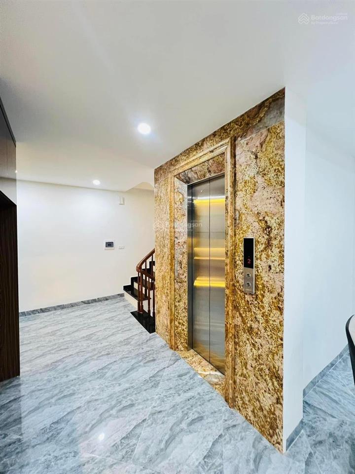 Cho thuê nhà lạc long quân  tây hồ 200m2 4 tầng thang máy có sân vườn, nội thất cao cấp, 45tr/th
