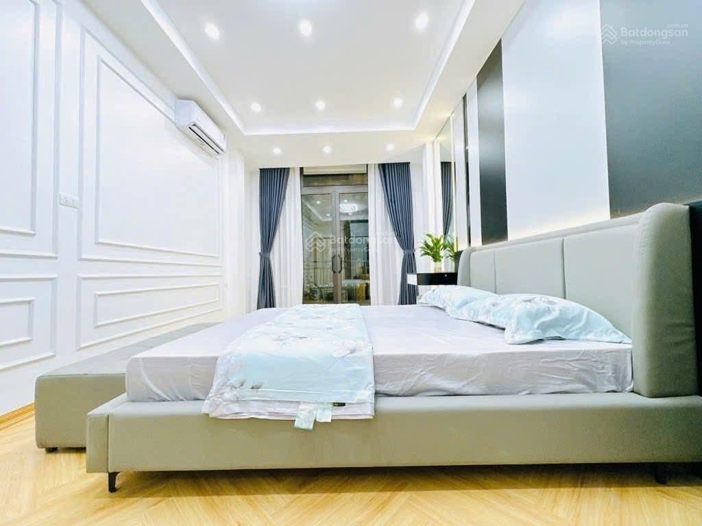 Cho thuê nhà lạc long quân  tây hồ 200m2 4 tầng thang máy có sân vườn, nội thất cao cấp, 45tr/th